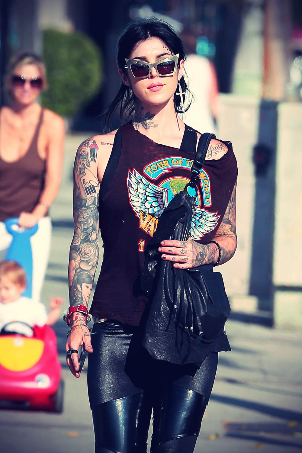 Kat Von D stops for gas after meeting a friend for lunch