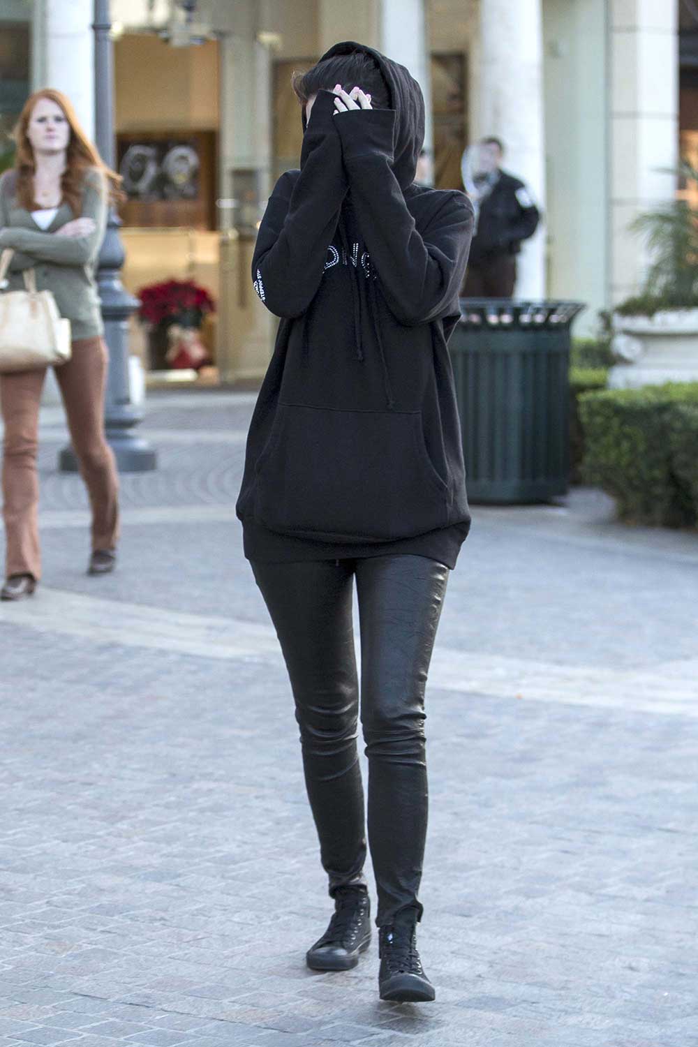 Kylie Jenner Covers her face after picking out jewelry