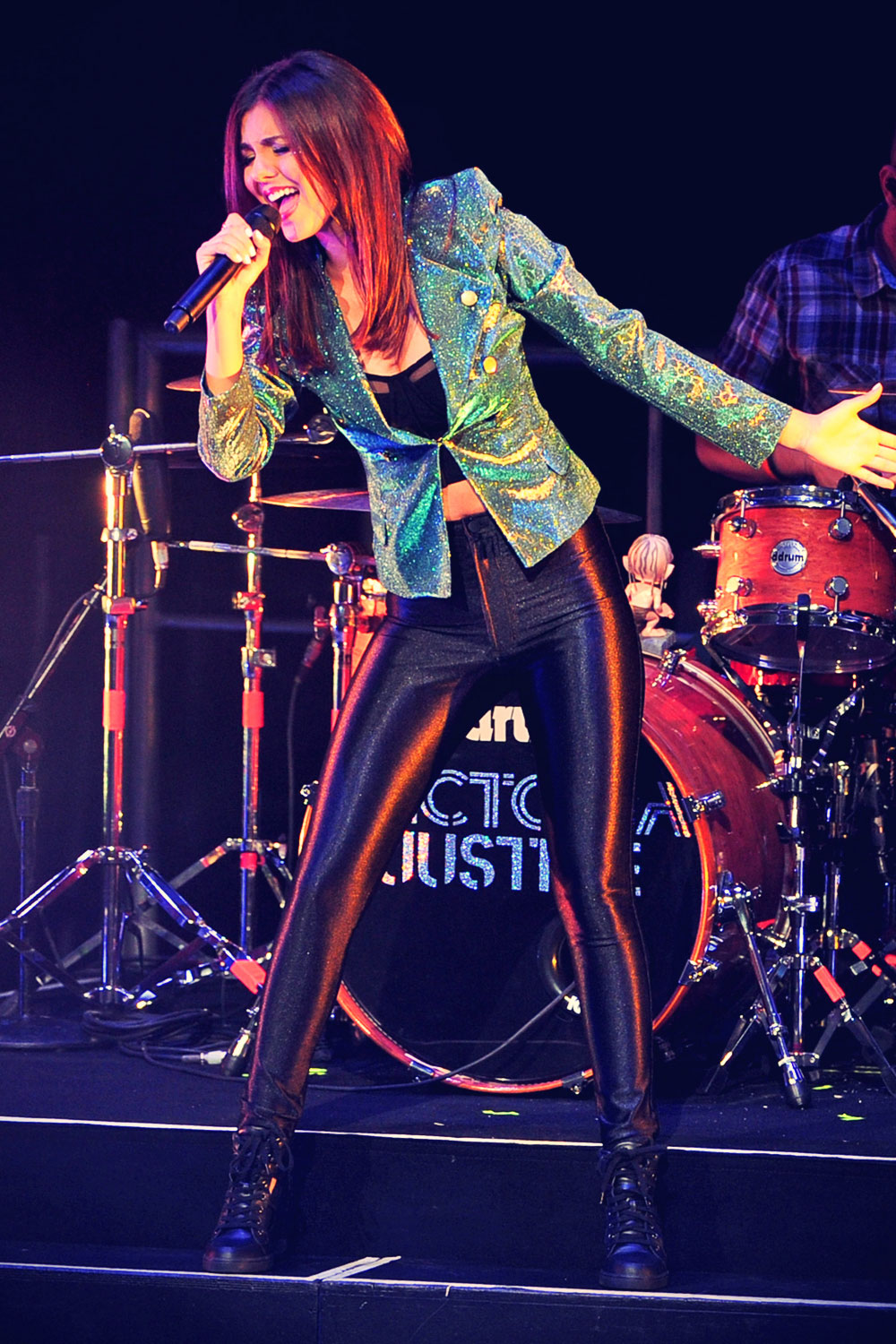 Victoria Justice performance candids