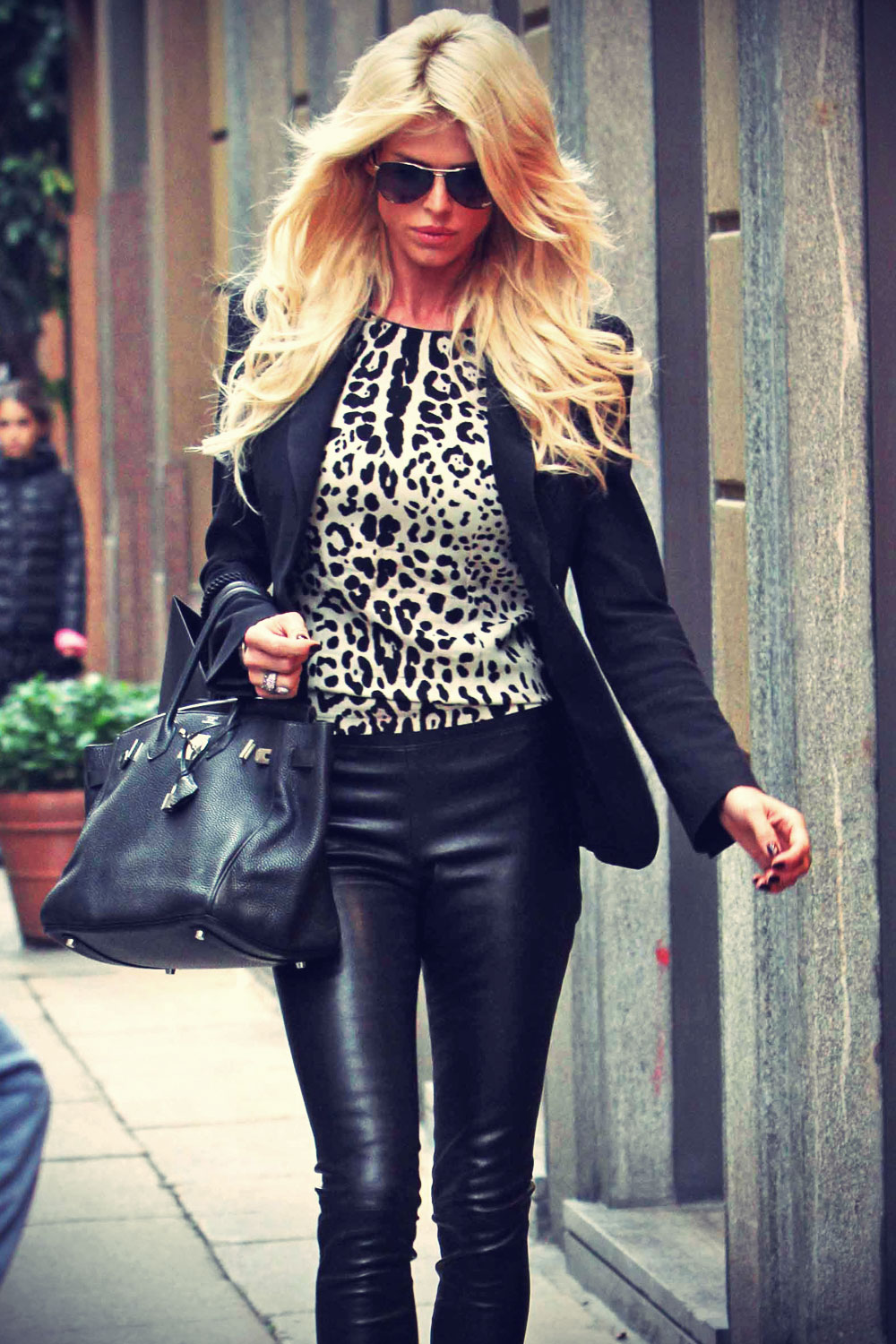 Victoria Silvstedt strolling in Milan